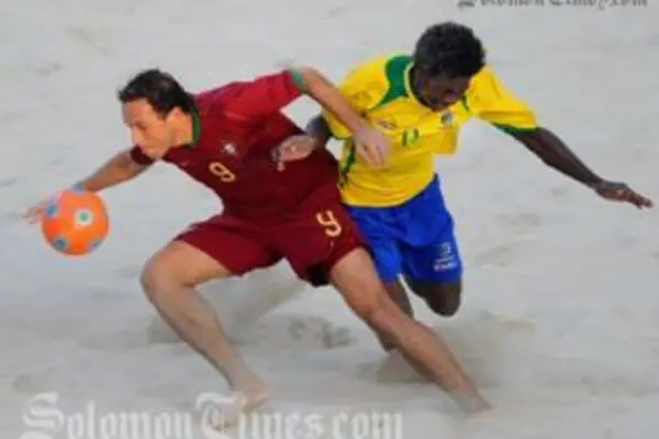 Ze Maria of Portugal sees off a challenge froim Gibson Hosea of the Solomon Islands.