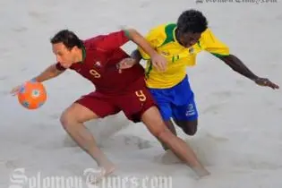 Ze Maria of Portugal sees off a challenge froim Gibson Hosea of the Solomon Islands.