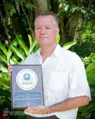 Mr. Espen Ronneberg with SPREP's ozone award.