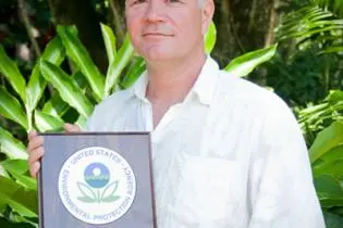 Mr. Espen Ronneberg with SPREP's ozone award.