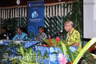 Prime Minister of Vanuatu and Pacific Islands Forum Chair, Hon Meltek Sato Kilman Livtuvanu (right), delivers the keynote address.