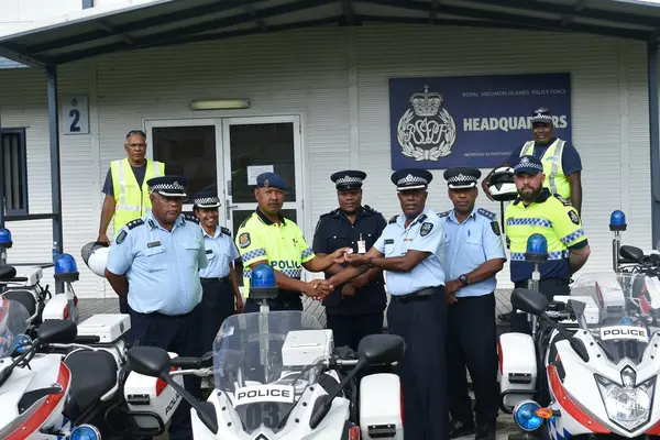 Constable Helai of the RPNGC hands over the keys of the gifted motorcycles to Acting DC Operation Joseph Manelugu.