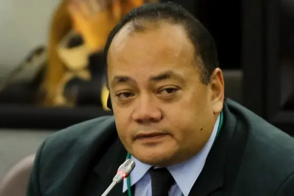 The Hon. Prime Minister is a USP alumnus Gold Medalist who graduated with a Postgraduate Diploma for Managers in Advanced Analytics Skills in 2008 and a Master of Business Administration in 2009. He also holds Bachelor of Science (Honors) from Auckland, New Zealand and his Master of Science in Computation from Oxford, England.