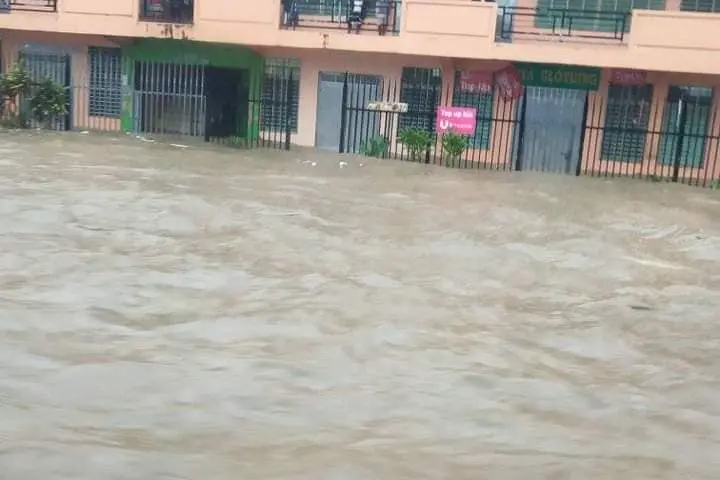 The capital city Honiara has seen roads flooded on Friday after heavy downpour.