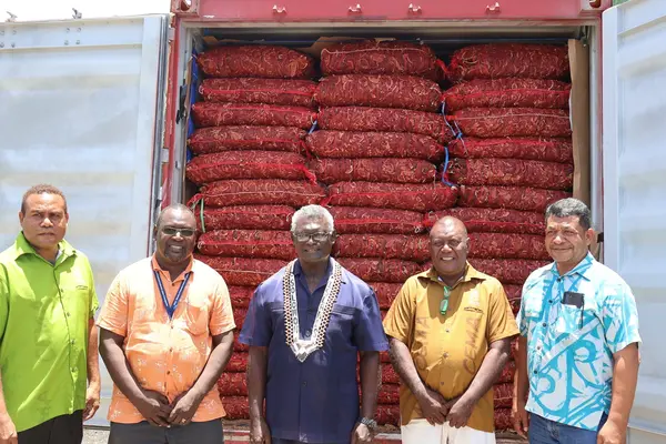 PM Sogavare in the middle flanked by (from L- R) Solomon Commodities CEO, Patteson Siliota, PS Commerce Riley Mesepitu, CEMA Boad deputy chairman, Belani Tekuku and PS Agriculture Lottie Vaisekavea