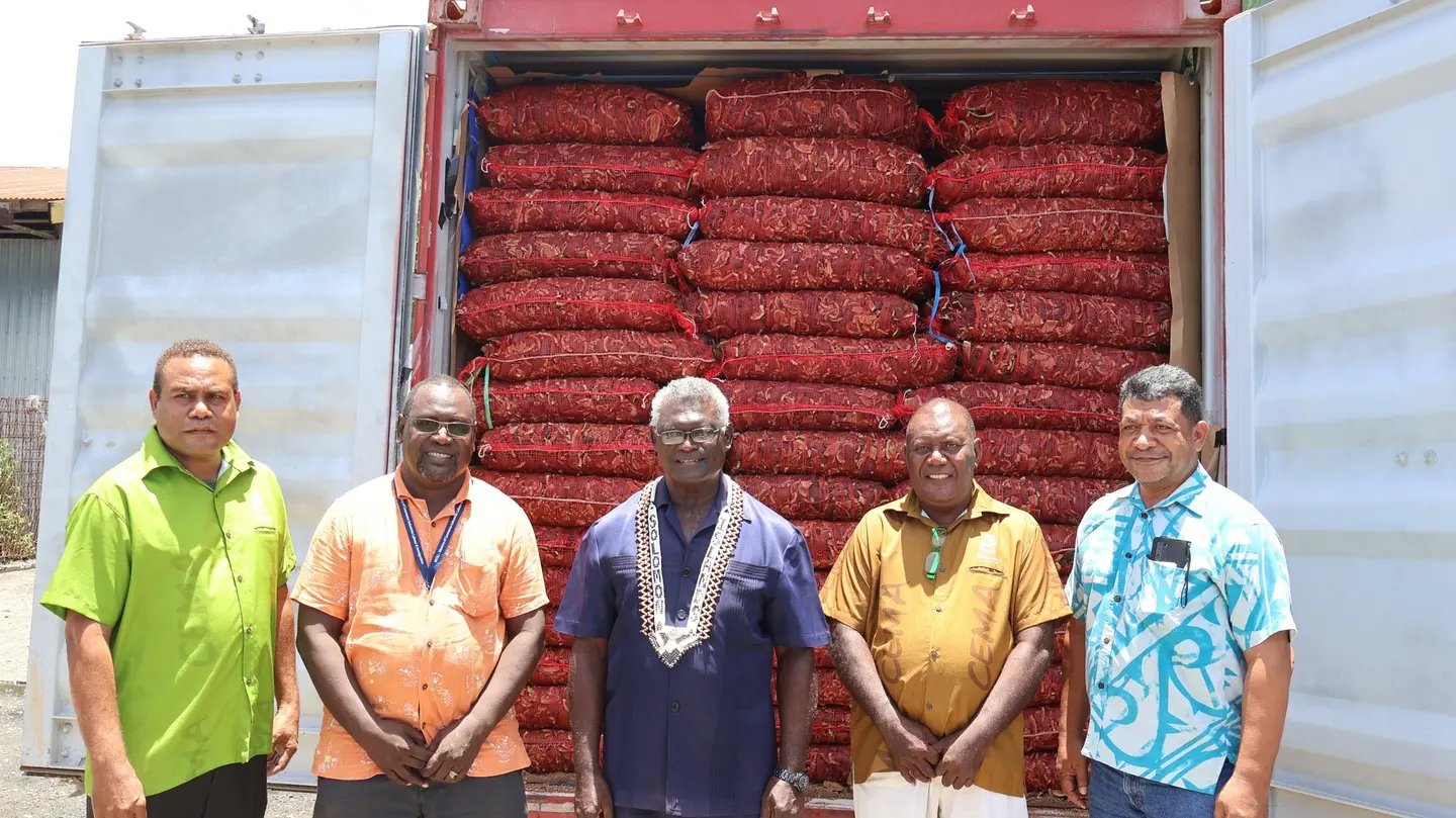 PM Sogavare in the middle flanked by (from L- R) Solomon Commodities CEO, Patteson Siliota, PS Commerce Riley Mesepitu, CEMA Boad deputy chairman, Belani Tekuku and PS Agriculture Lottie Vaisekavea