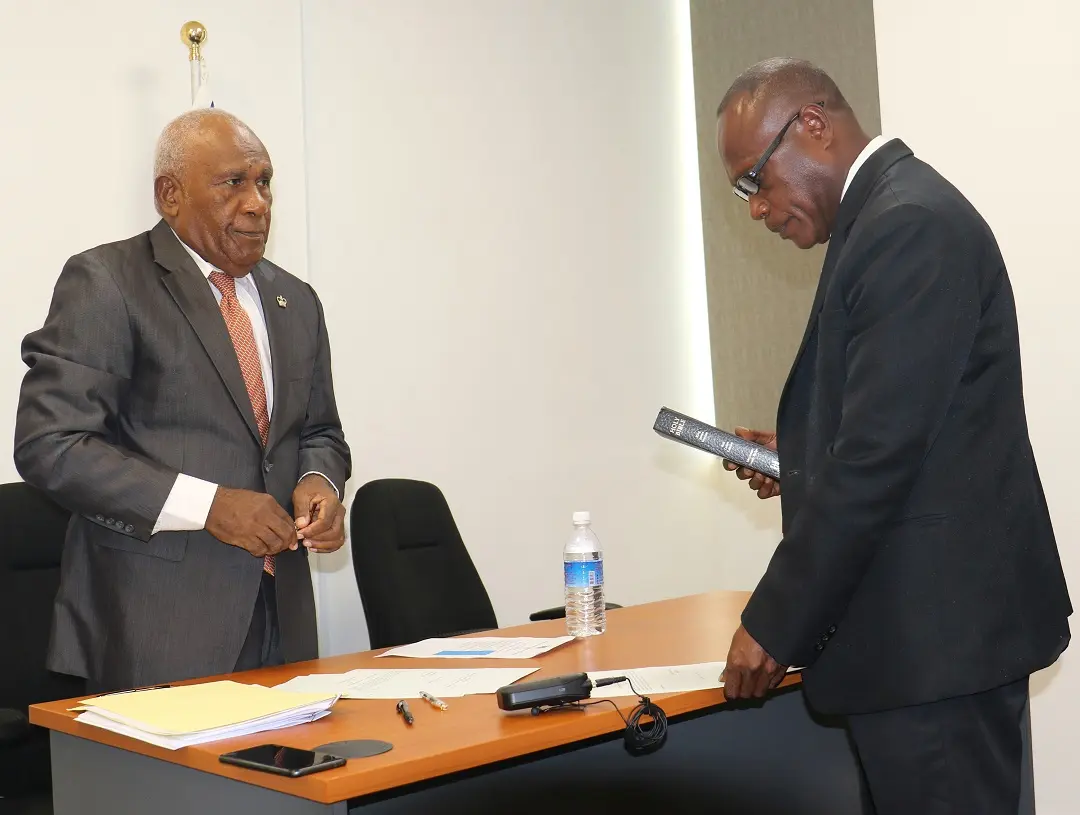 Newly appointed director general of SIICAC John Hugani Kouni taking his oath before the chairman of SIICAC, Sir Frank Kabui.