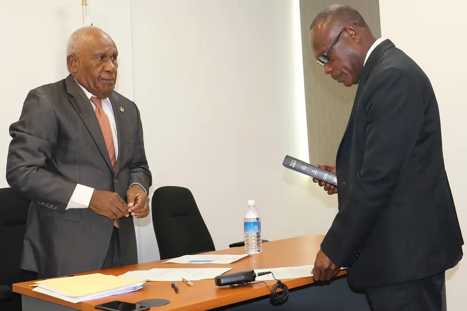 Newly appointed director general of SIICAC John Hugani Kouni taking his oath before the chairman of SIICAC, Sir Frank Kabui.