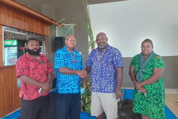 Pro-Vice Chancellor Corporate (PVCC) of SINU, Mr. Shadrach Fanega presents Chupu to Guadalcanal Premier Hon. Francis Sade. The short Chupu presentation was also attended by the Guadalcanal Province’s Minister of Women, Youths and Sports, Hon. Rose Tala.