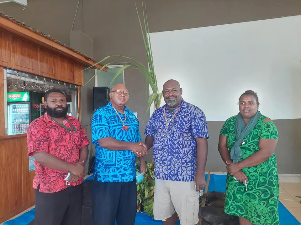 Pro-Vice Chancellor Corporate (PVCC) of SINU, Mr. Shadrach Fanega presents Chupu to Guadalcanal Premier Hon. Francis Sade. The short Chupu presentation was also attended by the Guadalcanal Province’s Minister of Women, Youths and Sports, Hon. Rose Tala.