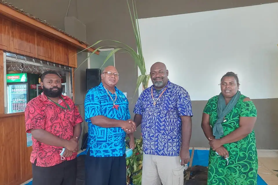 Pro-Vice Chancellor Corporate (PVCC) of SINU, Mr. Shadrach Fanega presents Chupu to Guadalcanal Premier Hon. Francis Sade. The short Chupu presentation was also attended by the Guadalcanal Province’s Minister of Women, Youths and Sports, Hon. Rose Tala.