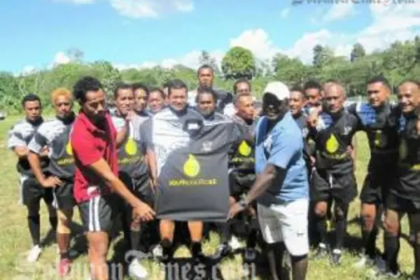 Team captain of Avaiki, Steward Baiabe (L) receiving the uniform from Acting General Manager of South Pacific Oil Humphrey Tura.