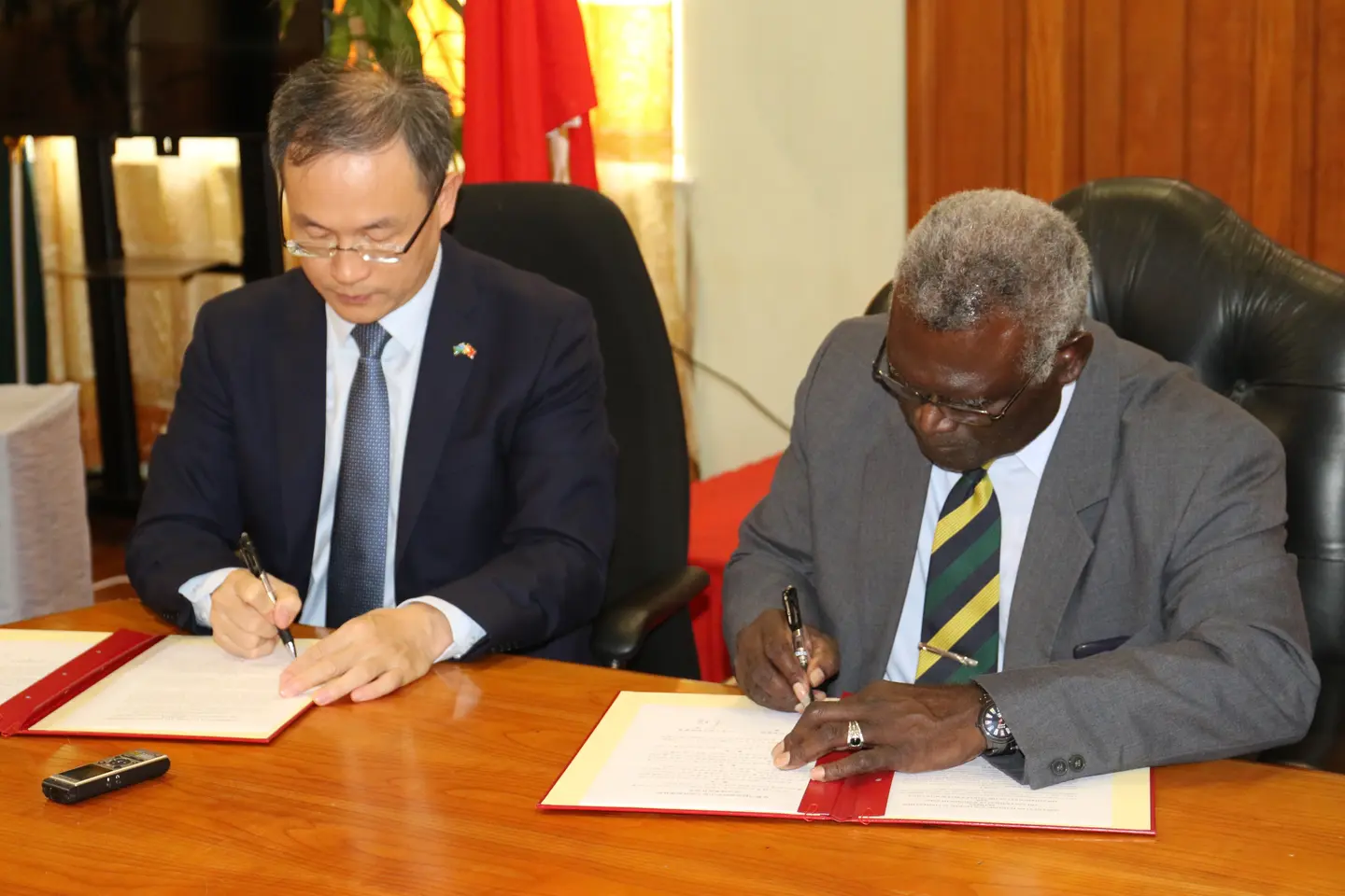 Prime Minister Sogavare and Ambassador Ming at the signing ceremony at the OPMC.