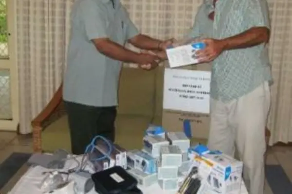 Dr. Rajiv Gupta, Director, Kilu'ufi Hospital receiving the equipment from Australian High Commissioner, HE Mr Frank Ingruber.