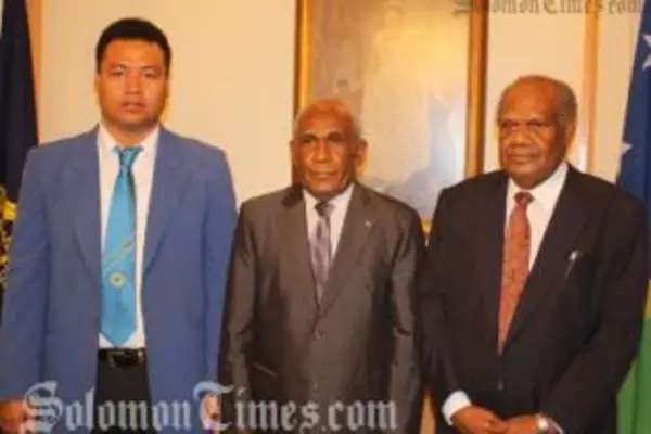 Patterson Oti (R) with Governor General Sir Frank Kabui and Minister for Foreign Affairs and External Trade Clay Forau Soalaoi.
