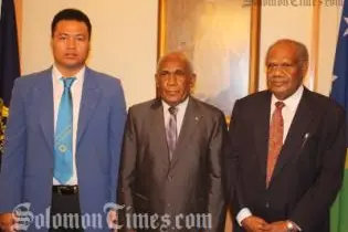 Patterson Oti (R) with Governor General Sir Frank Kabui and Minister for Foreign Affairs and External Trade Clay Forau Soalaoi.