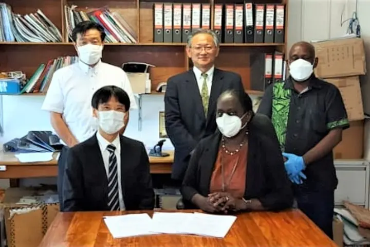 Mrs. Pauline McNeil, Health Permanent Secretary and Mr. Hiraoka Hisakazu, Leader of the Preparatory Survey Team and other representatives from JICA. Dr Rex Maukera, Provincial Health Director, Malaita Province was also part of the discussions.