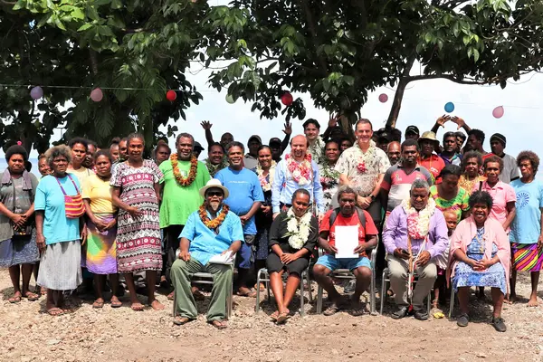 Hon. Ismael Mali Avui, Minister of Lands, Housing and Survey, Mr Allan McNeil, Commissioner of Lands, Ms Hellen Ohukeni, Director Land Reform, Ms Mary Tegavota, National Recorder and Mr Vardon Hoca, UNDP Programme Manager with members of the Sahalu community.