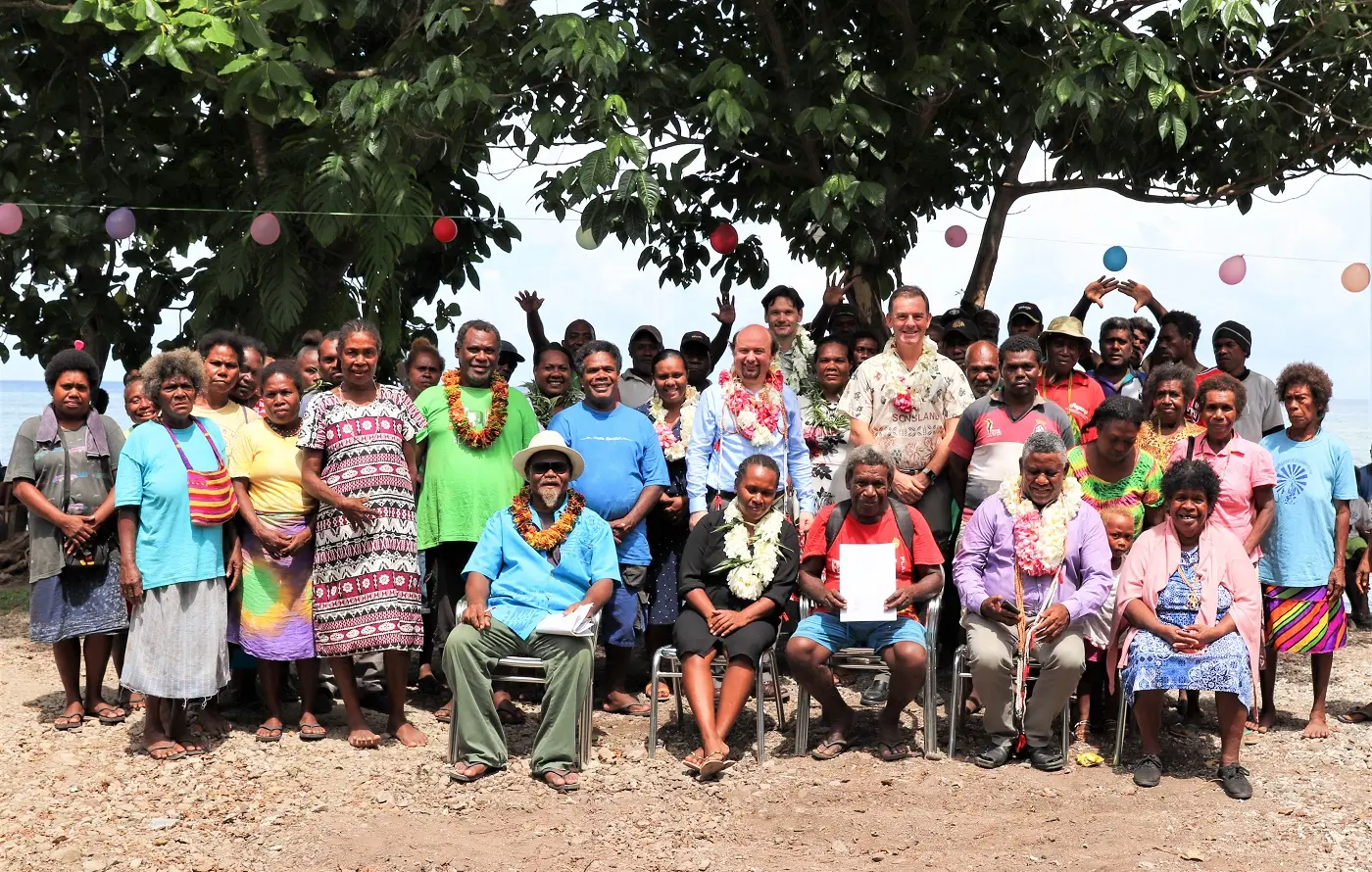 Hon. Ismael Mali Avui, Minister of Lands, Housing and Survey, Mr Allan McNeil, Commissioner of Lands, Ms Hellen Ohukeni, Director Land Reform, Ms Mary Tegavota, National Recorder and Mr Vardon Hoca, UNDP Programme Manager with members of the Sahalu community.