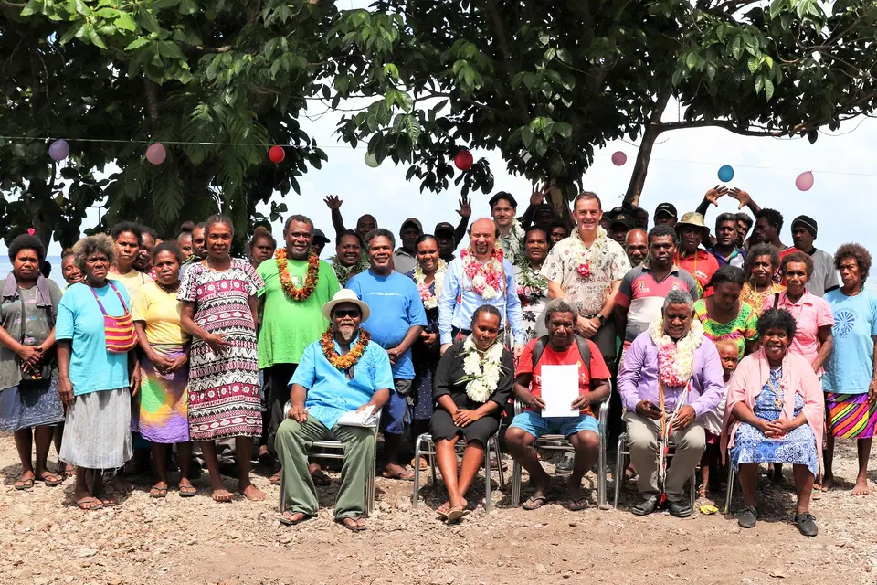 Hon. Ismael Mali Avui, Minister of Lands, Housing and Survey, Mr Allan McNeil, Commissioner of Lands, Ms Hellen Ohukeni, Director Land Reform, Ms Mary Tegavota, National Recorder and Mr Vardon Hoca, UNDP Programme Manager with members of the Sahalu community.