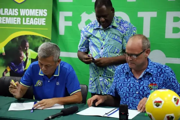 President William Lai and Solrais Country Manager James Bradley. Looking on is  SIFF CEO Leonard Paia.
