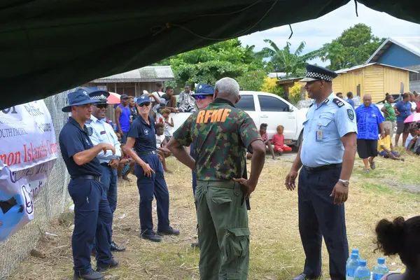 Police Commissioner Mangau chat with SIAF team members during the games yesterday.