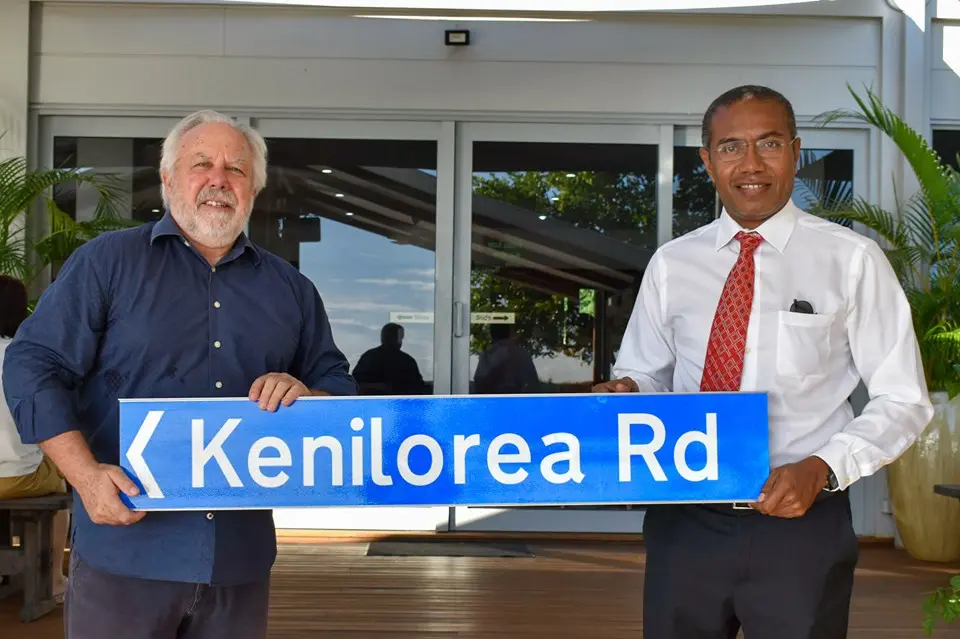 New Zealand High Commissioner to the Solomon Islands H.E. Don Higgins presents the street sign to Sir Peter’s son, Hon. Peter Kenilorea Junior.