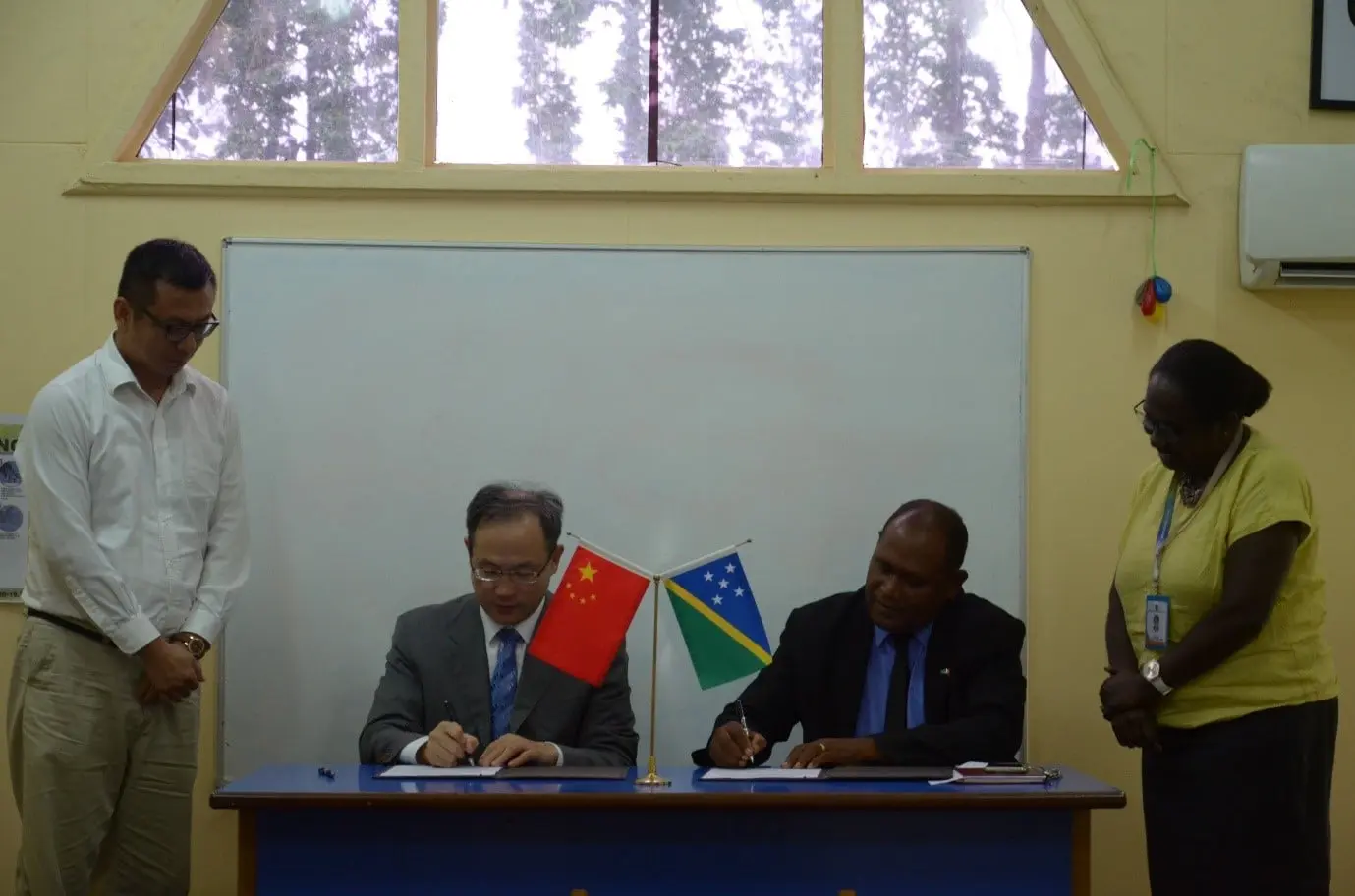 The handing over was formalized with the signing of the transfer document by the PRC’s Ambassador to Solomon Islands, Mr Li Ming and Health Minister Honourable Dr Culwick Togamana.