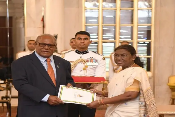 H.E Anthony Makabo presenting his Credentials to the Honourable President Smt Droupadi Murmu.