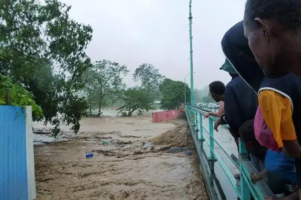 Other eyewitness reports state that others were also caught in the flood, but managed to swim to safety.