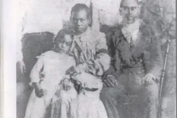 John Fatnouna Kwailiu (seated, right) and family.
