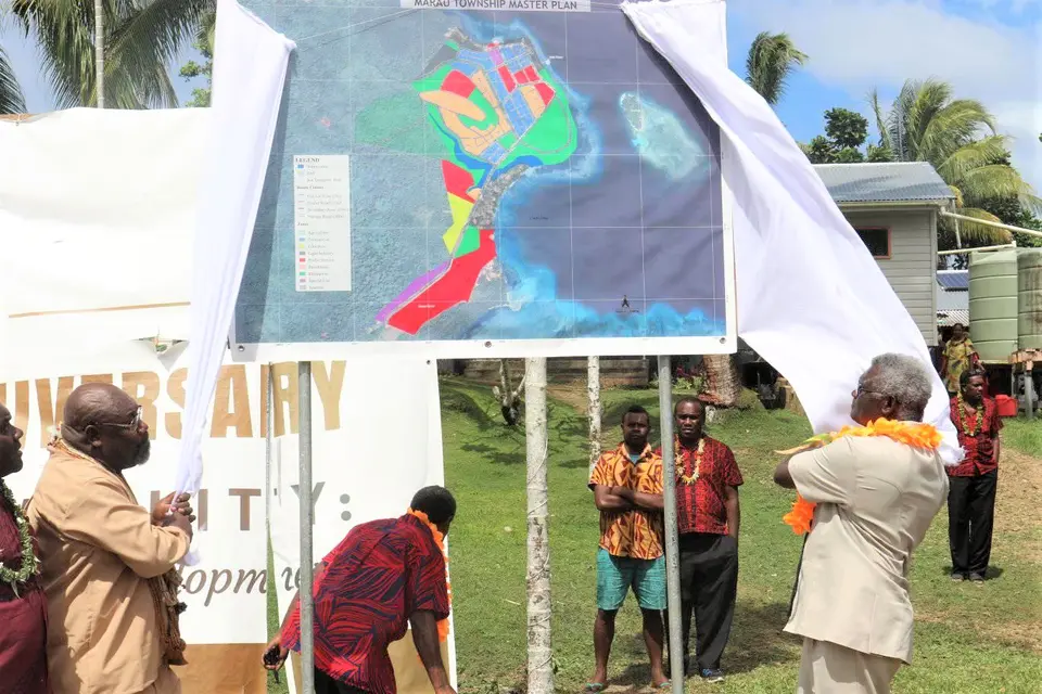 The Prime Minister and Premier Sade unveiling the new Marau Township master plan.