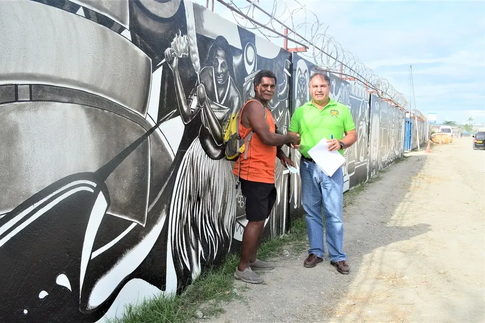 Renowned local artist Brian Feni with SolBrew’s Managing Director Peralt van der Merwe in front of the newly completed mural on the SolBrew@Sea wall – SolBrew’s new event venue.