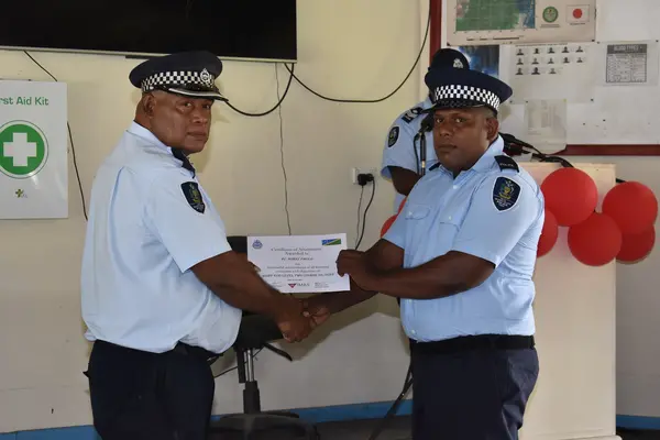 Supervising Assistant Commissioner, National Operations Russel Tagini presenting certificate of Attainment to Constable Bonsy Paolo.