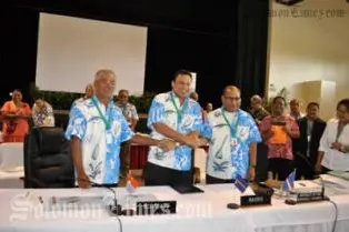 Leaders of Kiribati, Nauru and Marshall Islands shake hands after signing the  tri-lateral treaty