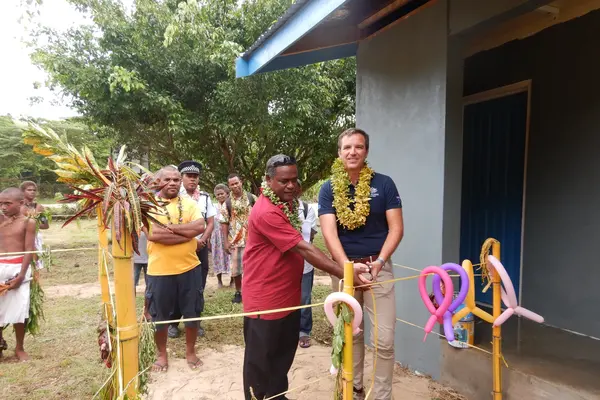 The Arnon Atomea ablution block Project Coordinator, Mr. Lensley Kwaimani and Australian High Commission&#39;s 2nd Secretary Political, Mr. John Russell during the handover ceremony. 
