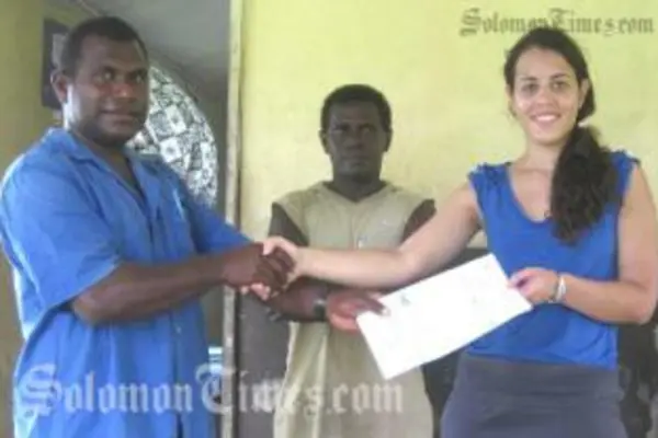 Australian High Commission Third Secretary, Ms Rachel Small, recently visited Emu Harbour and presented the Health Centre and Community with a cheque for 16 new water tanks.