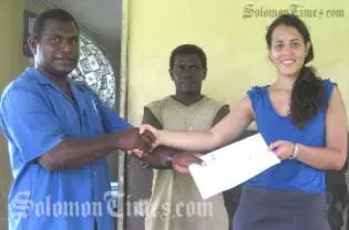Australian High Commission Third Secretary, Ms Rachel Small, recently visited Emu Harbour and presented the Health Centre and Community with a cheque for 16 new water tanks.