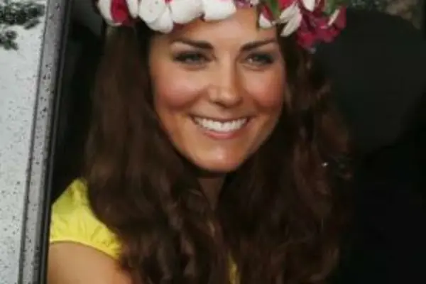 Kate received the decorative headpiece after meeting women's groups working to improve the status of women in the Solomon Islands.