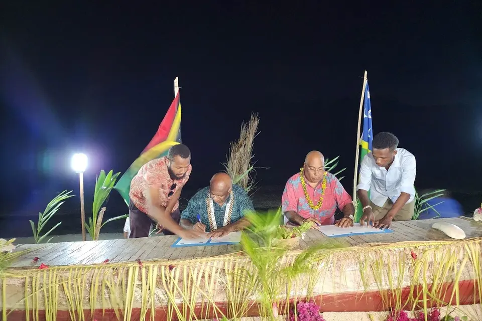 Permanent Secretary of the Ministry of Foreign Affairs and External Trade, Collin Beck signing the outcome document with the head of the Vanuatu delegation, Director General of Vanuatu’s Ministry of Foreign Affairs, International Cooperation and External Trade, Kalfau Kaloris.
