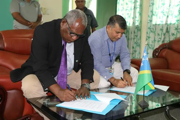 SIPA’s Chief Executive officer (CEO) Mr. Eranda Kotelawala, and the Permanent Secretary of MID Mr. Stephen Maesiola signing the MOU.