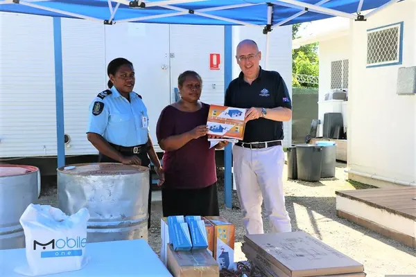 Australian High Commissioner Dr Lachie Strahan and RSIPF Gender Coordinator, Staff Sergeant Alice Roteku, handover fuel drums and communication equipment to Seif Ples.