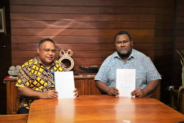 CBSI Governor Dr Luke Forau (L) and the TCSI Commissioner, Mr Calvin Ziru.