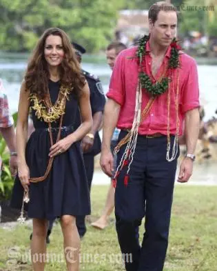 As they landed on the beach, where they were welcomed with garlands of orchids, the couple took off their shoes.
