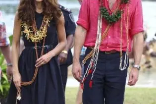 As they landed on the beach, where they were welcomed with garlands of orchids, the couple took off their shoes.