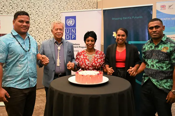 Honourable Simon Kofe (L), Minister for Justice, Communication, and Foreign Affairs, Tuvalu, and the Secretary-General of the Pacific Islands Forum (PIF), Mr. Henry Puna with youth leaders.