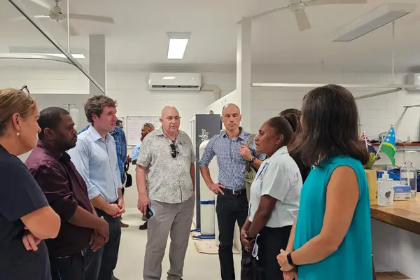 At the National Referral Hospital, Minister Bosawai and Ambassador de Toca visited the High Dependency Unit, which is providing critical care to the most acute patients.