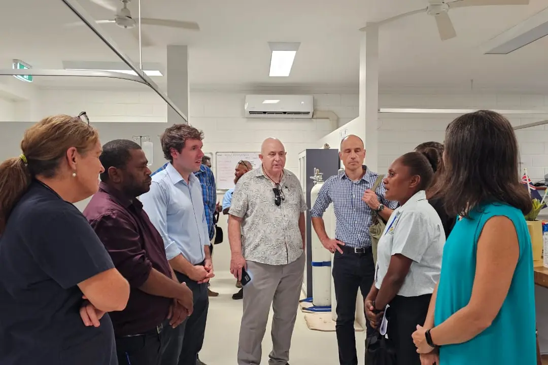 At the National Referral Hospital, Minister Bosawai and Ambassador de Toca visited the High Dependency Unit, which is providing critical care to the most acute patients.
