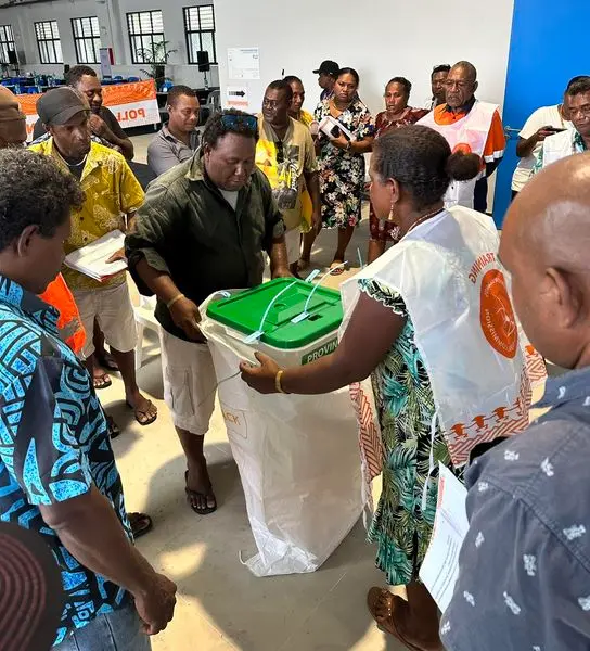 With over 200 officials in attendance, including 10 Election Managers, 10 Training Coordinators, 50 Returning Officers for the constituencies, and 143 Returning Officers for Provincial wards (excluding Western and Choiseul), the six-day training aims to equip senior polling and counting officials with the necessary knowledge and skills.