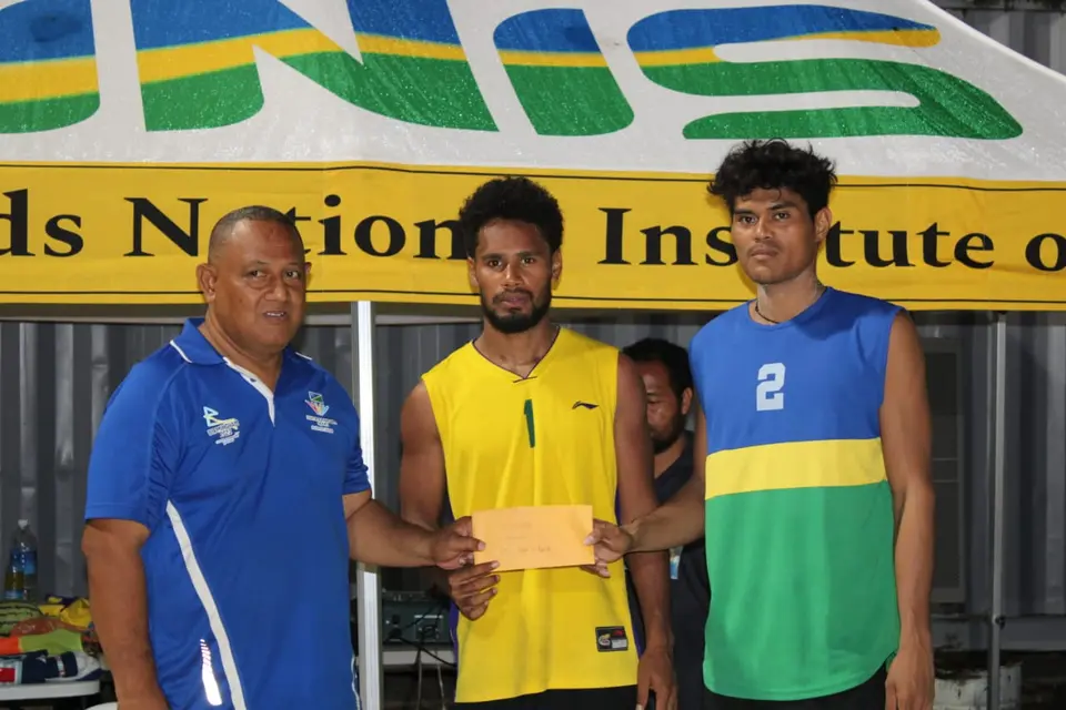 SIVF President Morris Maitaki presenting the prize to the winners in the men's category - Ralph and Tam.